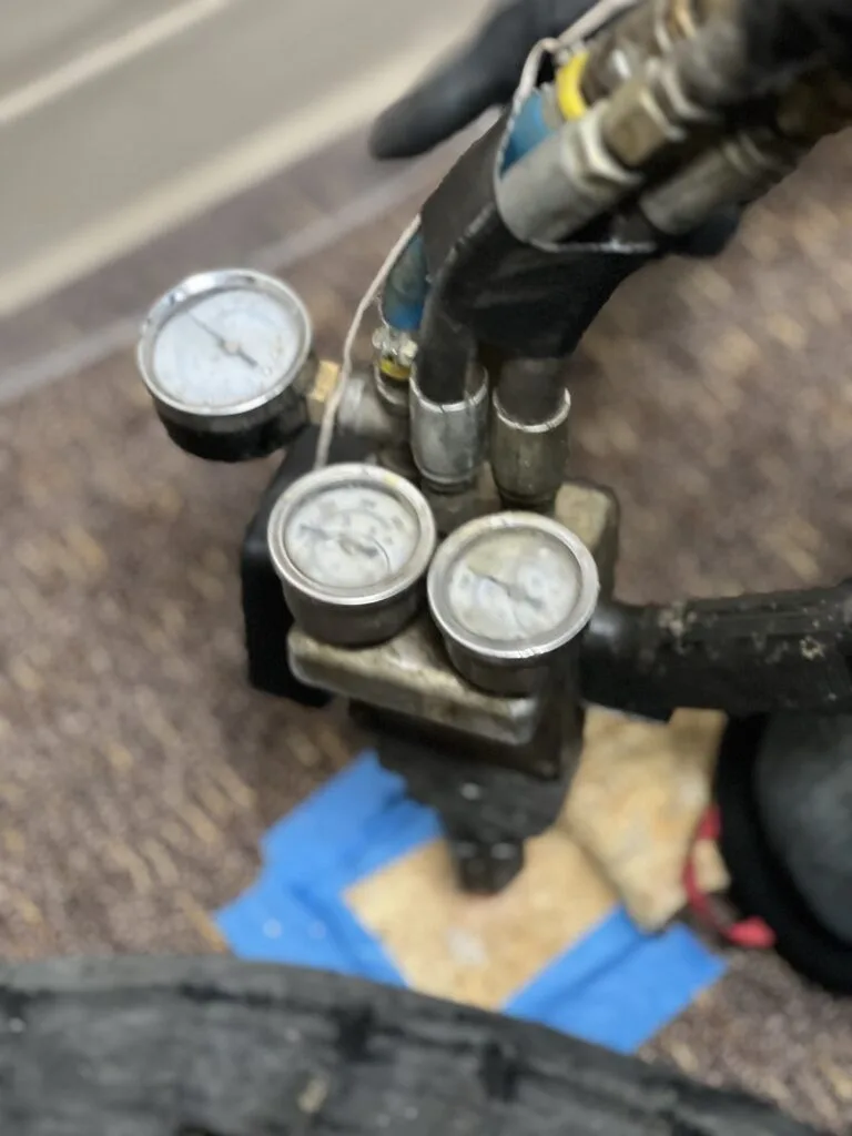 Pressure gauges on foam injection equipment